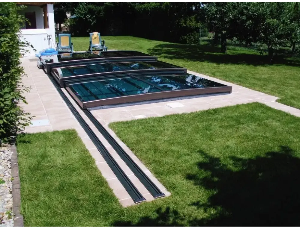 Modern pooltak Mästare Plus med glasdesign och mörk metallram